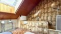 Badezimmer mit Wanne und Dusche OG