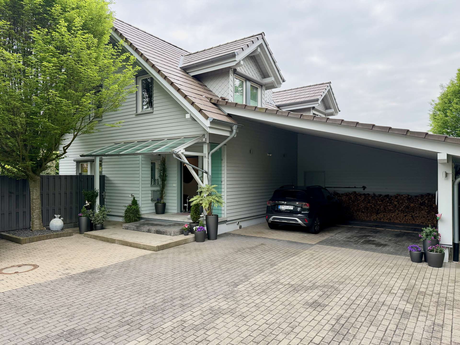 Außenansicht Vorne mit Carport