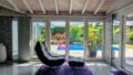 Loungesessel mit Blick auf den Pool