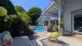 Loungeecke mit Blick auf den Pool